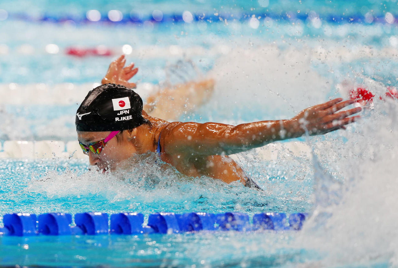 女子バタフライ100メートル予選に臨む池江（撮影・江口和貴）
