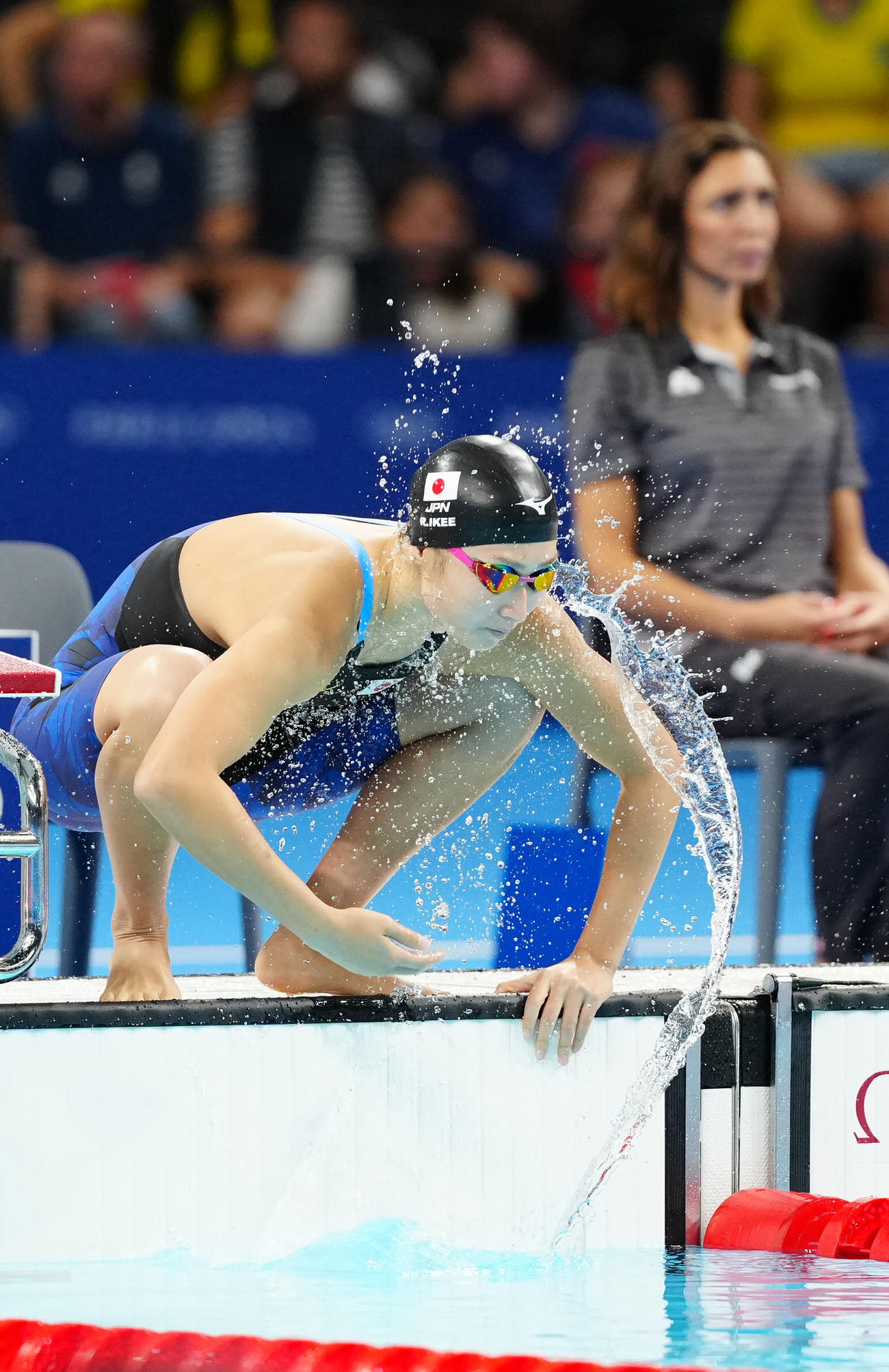 女子バタフライ100メートル予選前、水をかける池江（撮影・江口和貴）