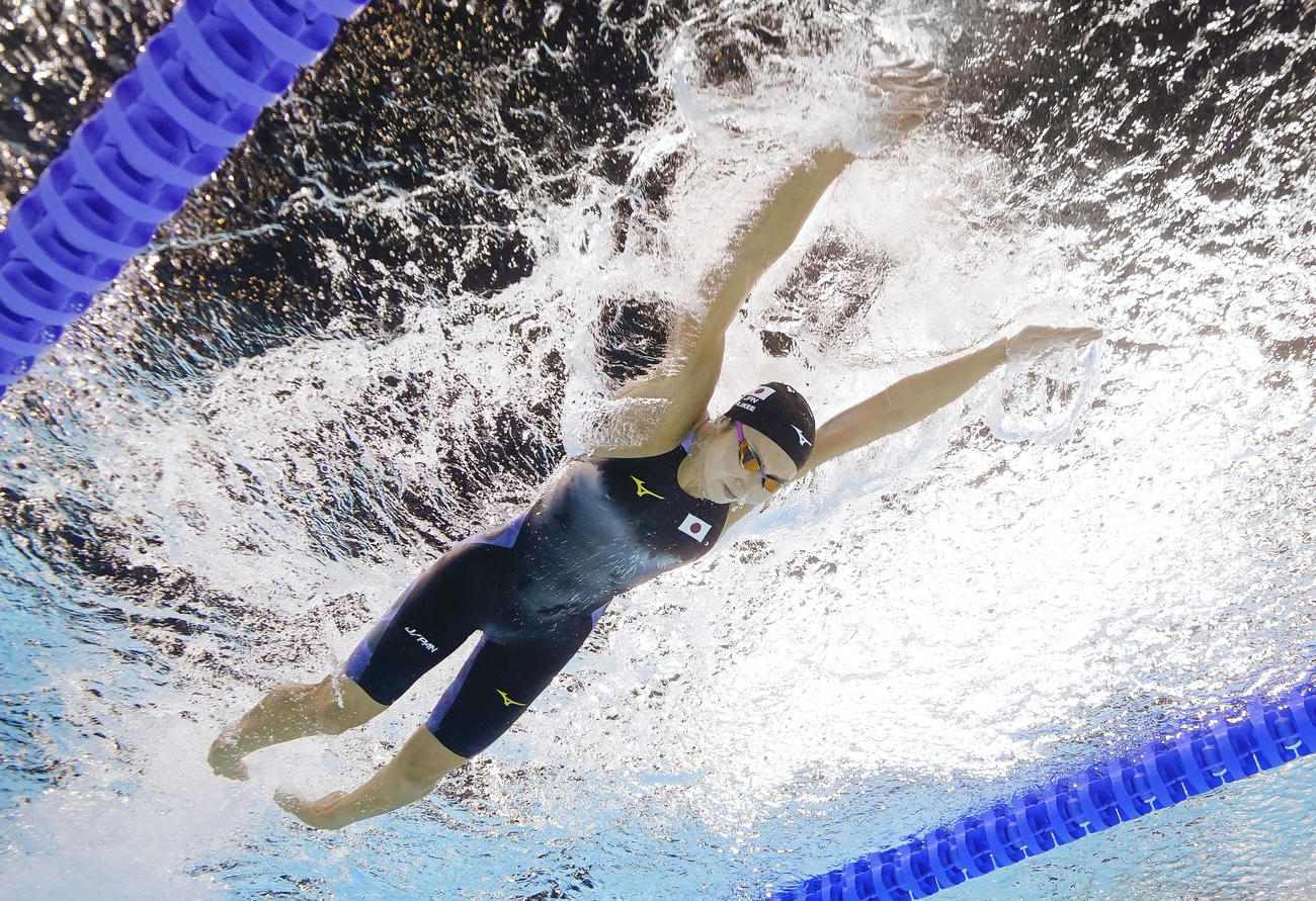 女子100メートルバタフライ準決勝　力泳する池江璃花子（共同）