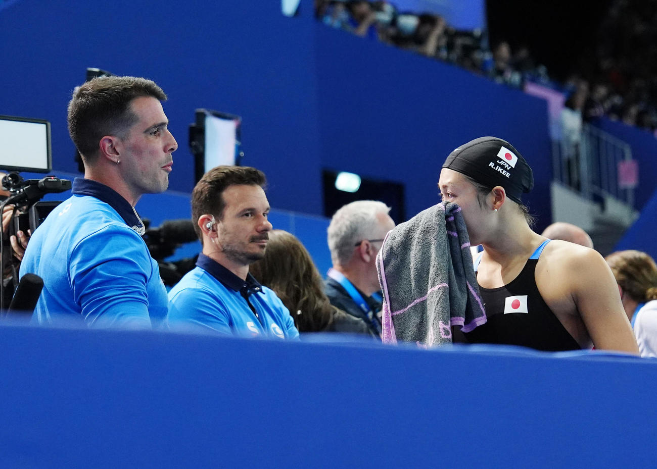 女子バタフライ100メートル準決勝で敗退し、涙をぬぐいながら引き揚げる池江（右）（撮影・江口和貴）