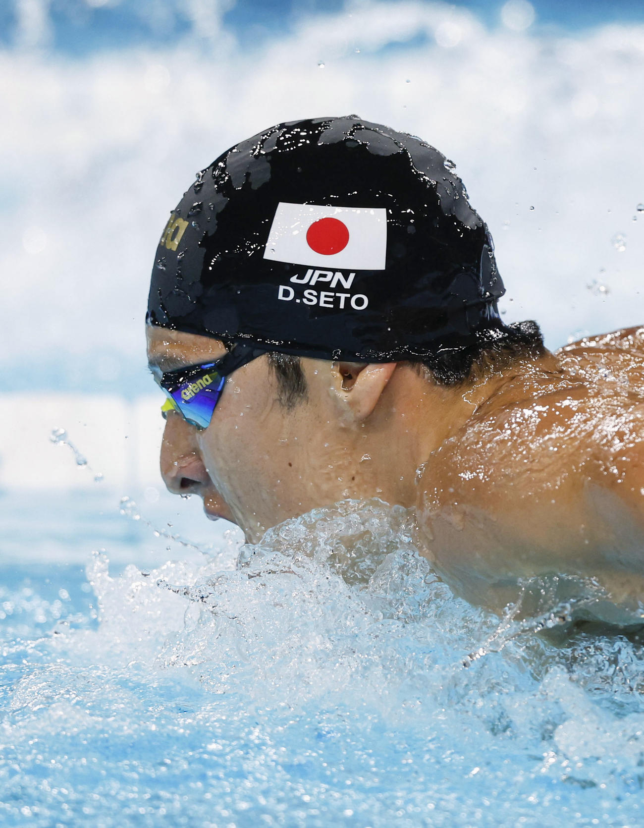 男子400メートル個人メドレー予選　バタフライで力泳する瀬戸大也（共同）