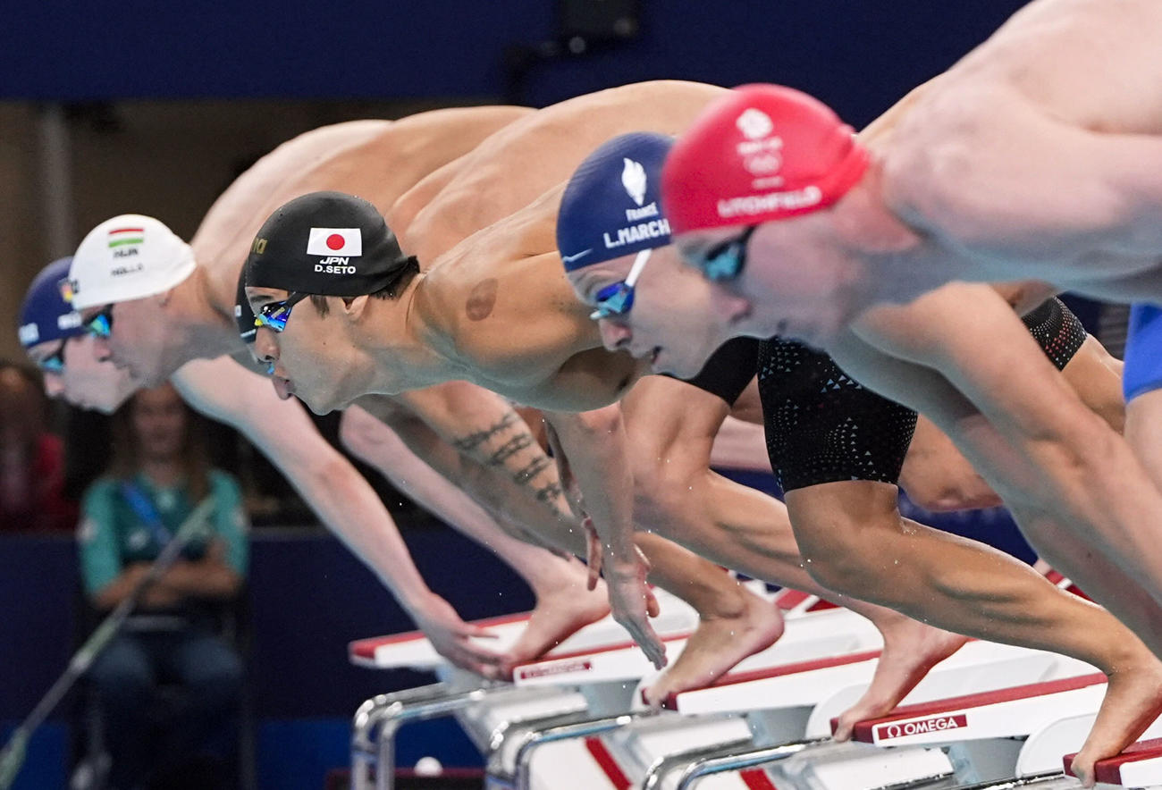 男子400メートル個人メドレー予選　スタートする力泳する瀬戸大也（中央）。右から2人目はフランスのレオン・マルシャン（共同）