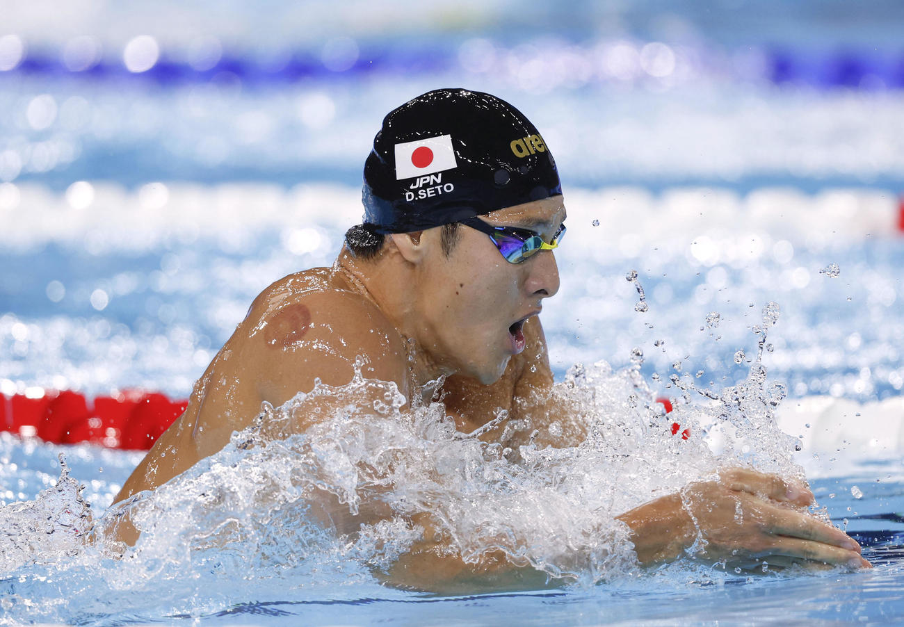 男子400メートル個人メドレー予選　平泳ぎで力泳する瀬戸大也（共同）