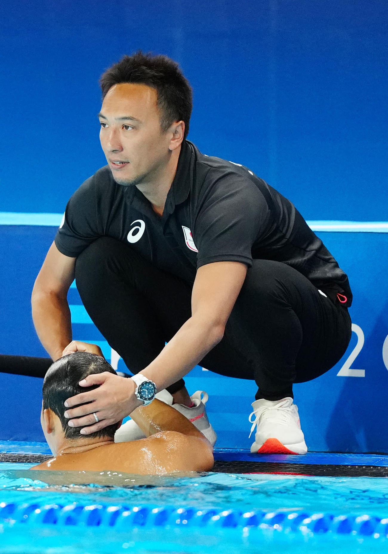 日本対セルビア　試合後、稲場（下）をねぎらう塩田監督（撮影・江口和貴）