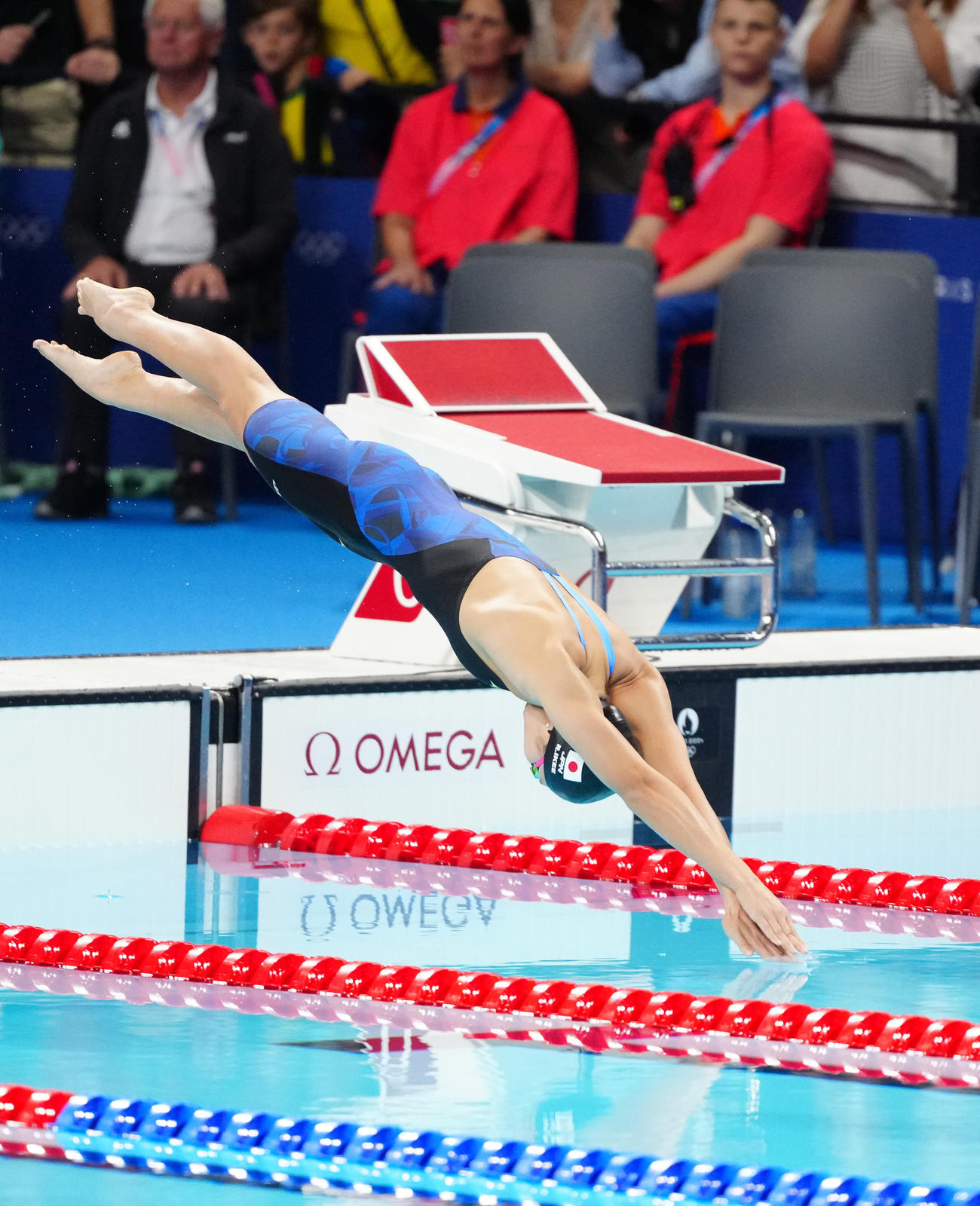 女子バタフライ100メートル準決勝で入水する池江（撮影・江口和貴）