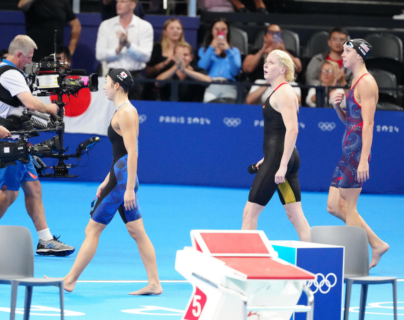 女子バタフライ100メートル準決勝1組で6着となった池江（左）。右は五輪新記録を出した米国のウォルシュ（撮影・江口和貴）