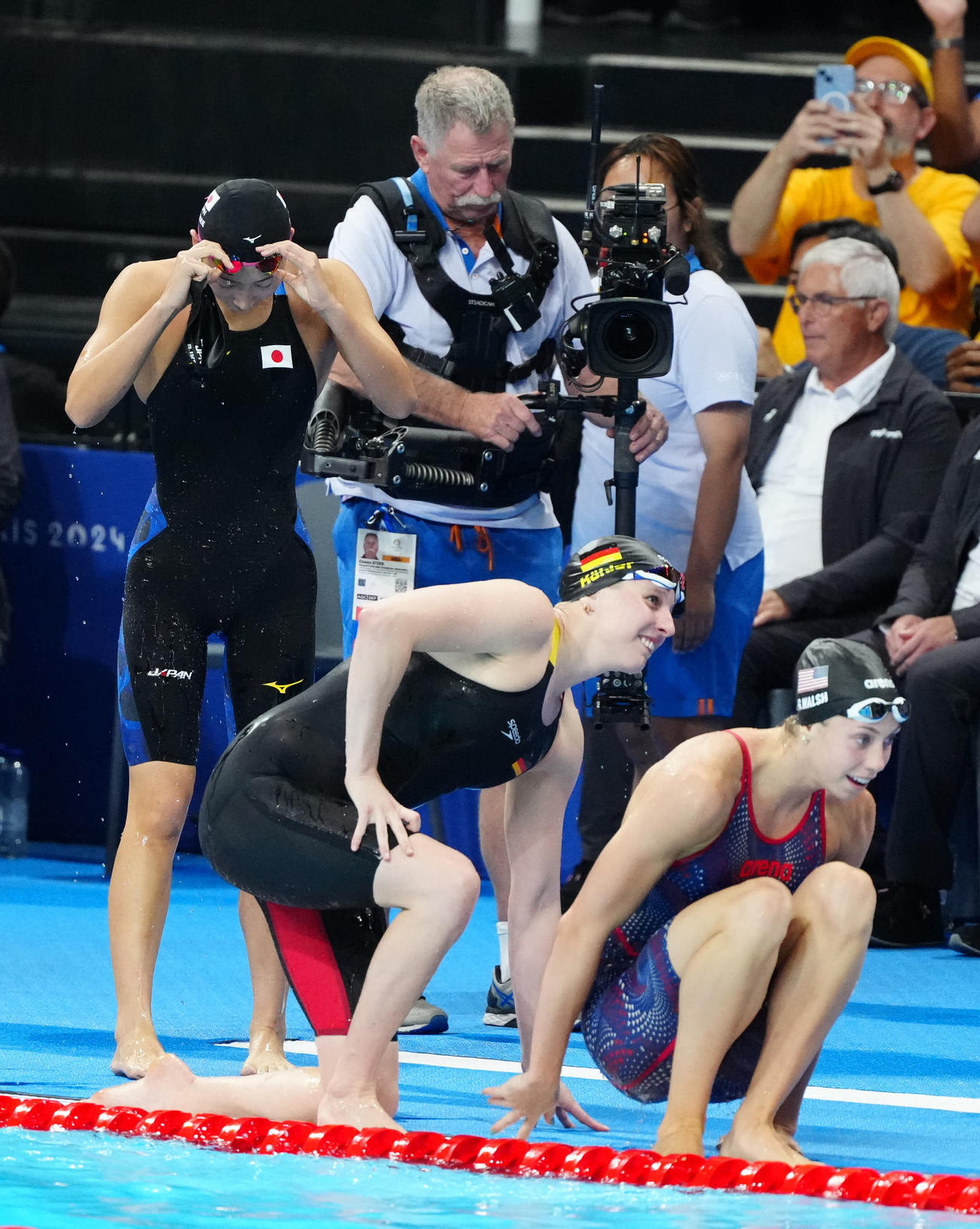 女子バタフライ100メートル準決勝1組で6着となった池江（左）。右は五輪新記録を出した米国のウォルシュ（撮影・江口和貴）