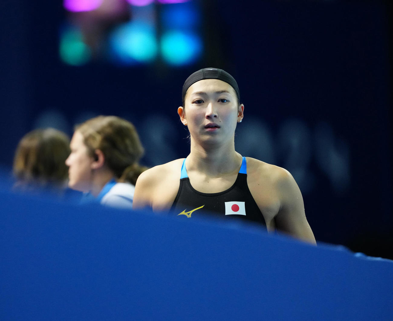 女子バタフライ100メートル準決勝で敗退し引き揚げる池江（撮影・江口和貴）