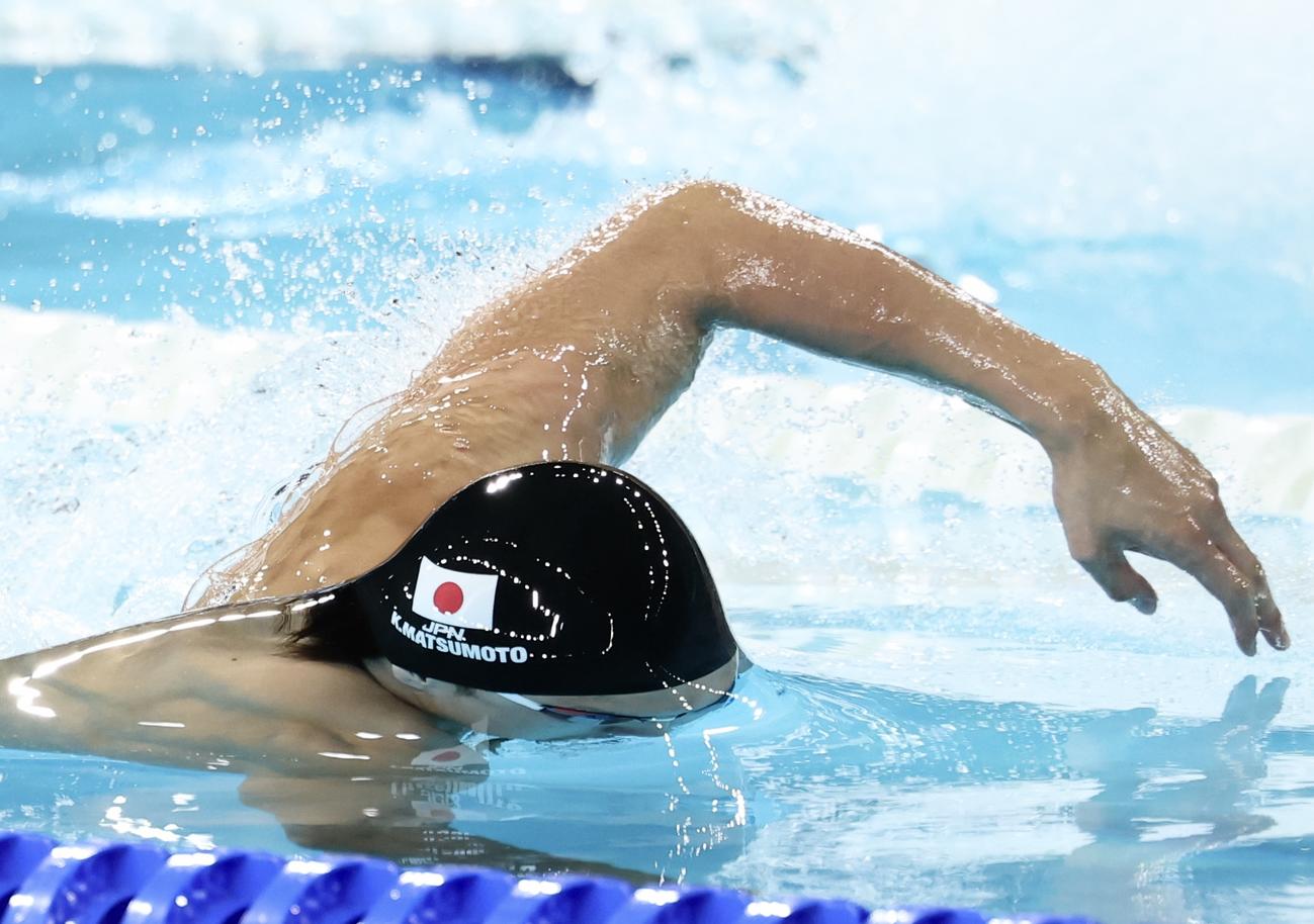 男子200メートル自由形準決勝　スタートする松元（撮影・河田真司）