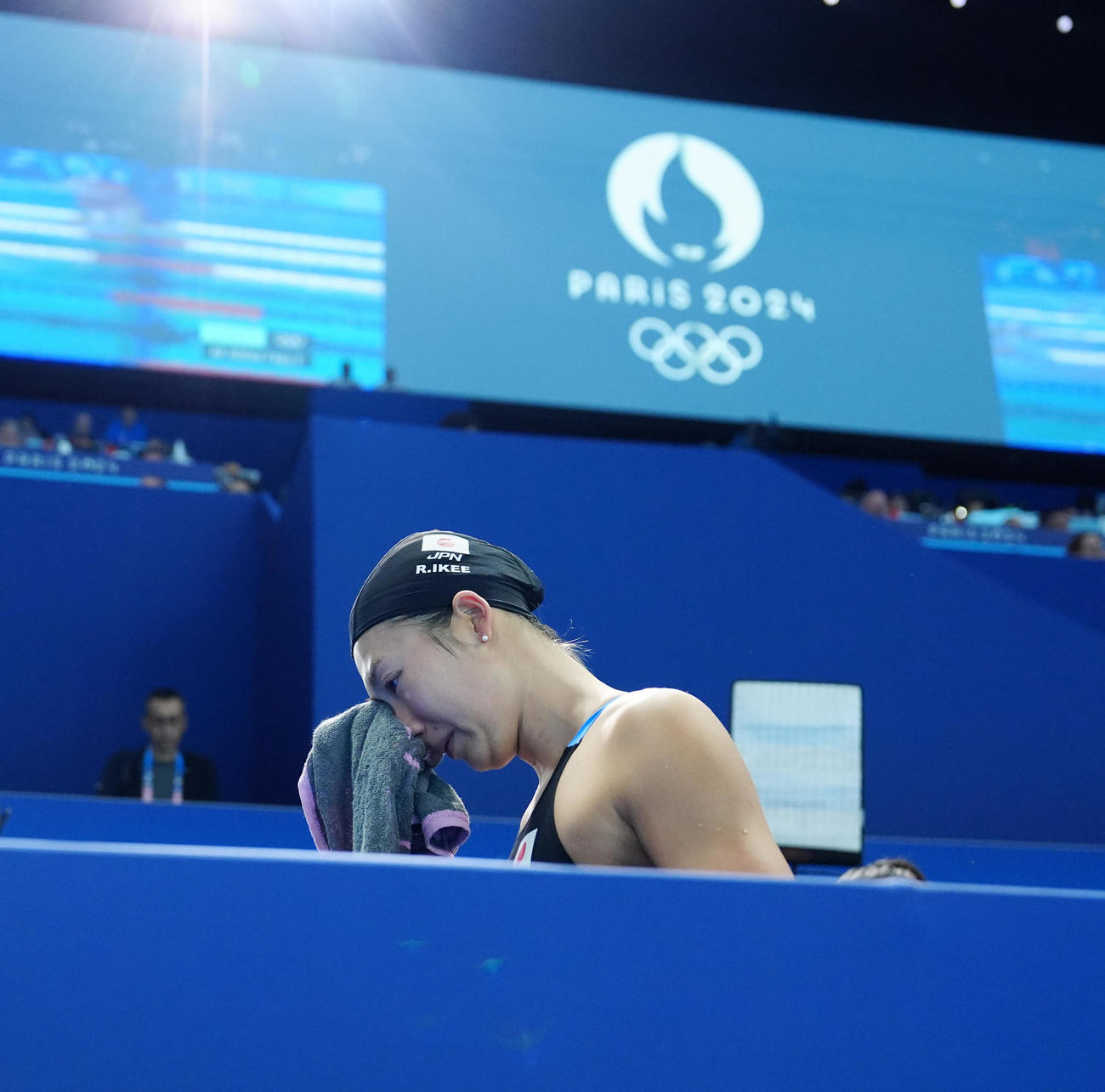 女子バタフライ100メートル準決勝で敗退し、涙をぬぐいながら引き揚げる池江（撮影・江口和貴）