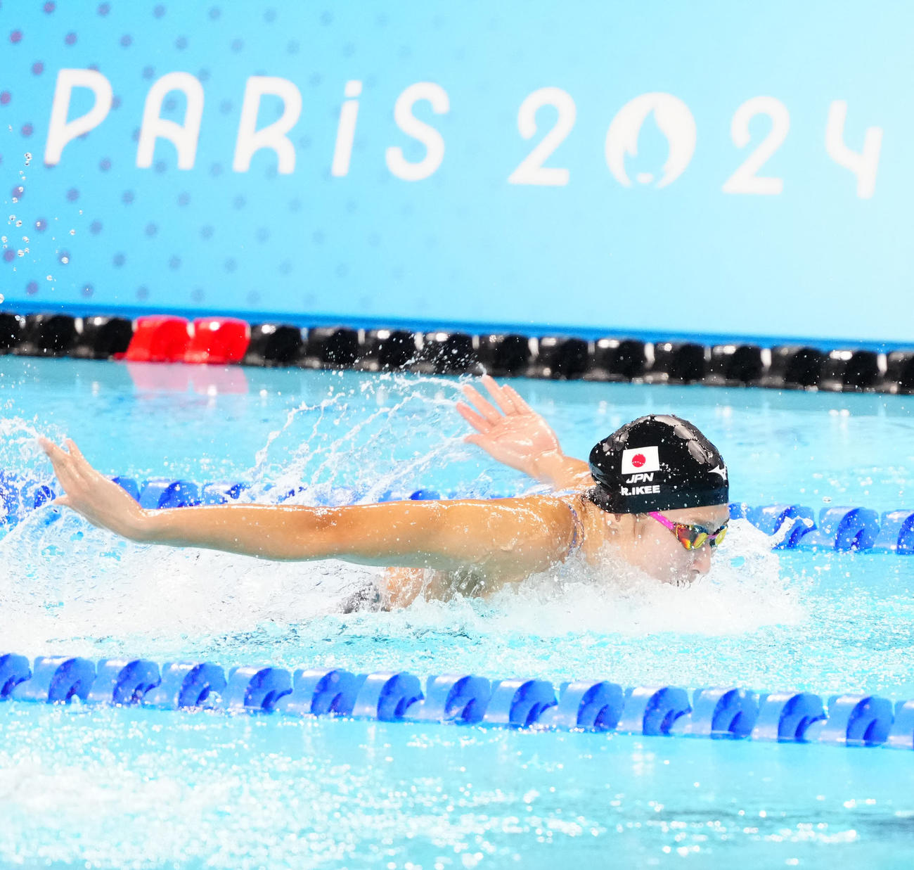 女子バタフライ100メートル準決勝に臨む池江（撮影・江口和貴）