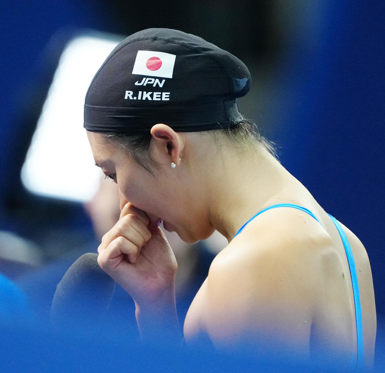 女子バタフライ100メートル準決勝後、インタビューを受ける池江（撮影・江口和貴）