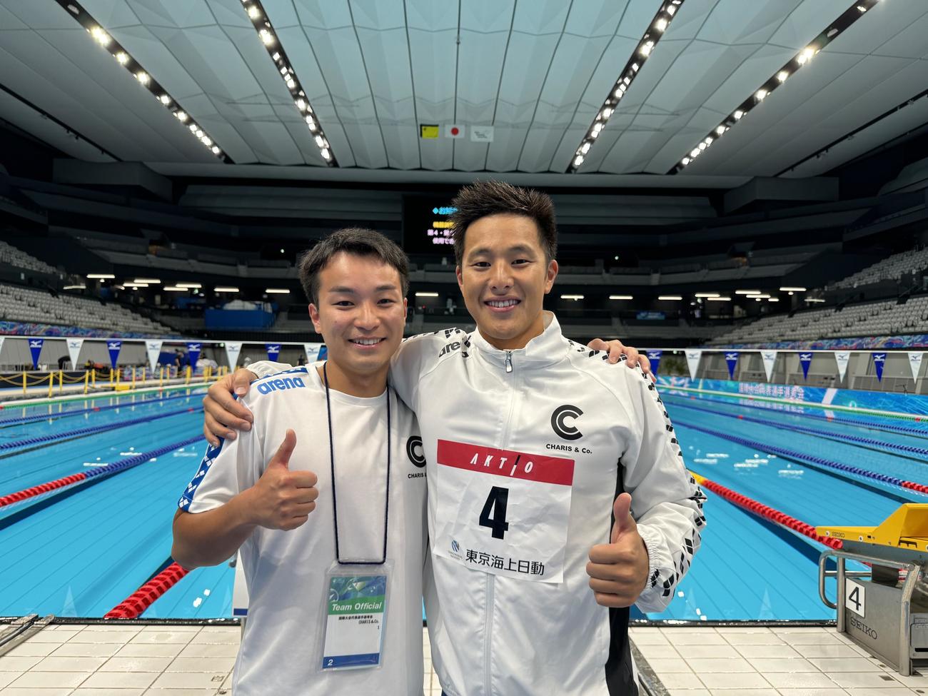 パリ五輪切符を獲得した3月の代表選考会中、笑顔で写真に納まる瀬戸（右）と大谷さん（大谷さん提供）