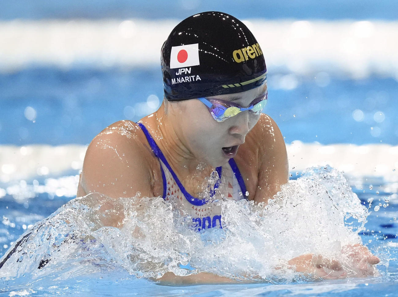 女子400メートル個人メドレー予選　平泳ぎで力泳する成田実生（共同）