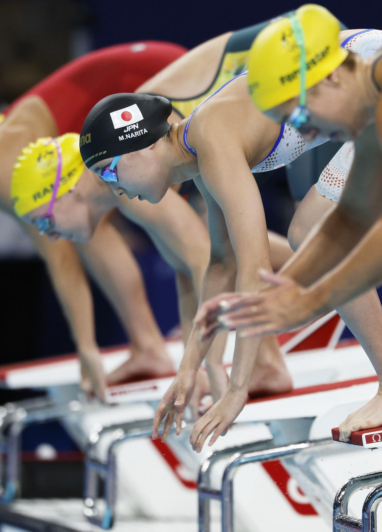 女子400メートル個人メドレー予選　スタートする成田実生（中央）（共同）