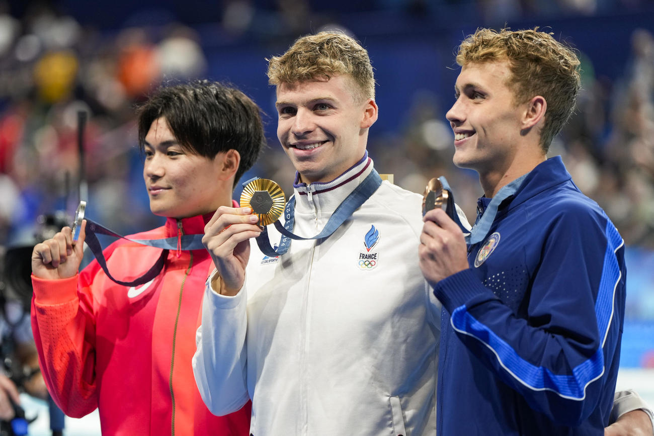 男子400メートル個人メドレー　メダルを掲げる左から松下、マルシャン、フォスター（AP)