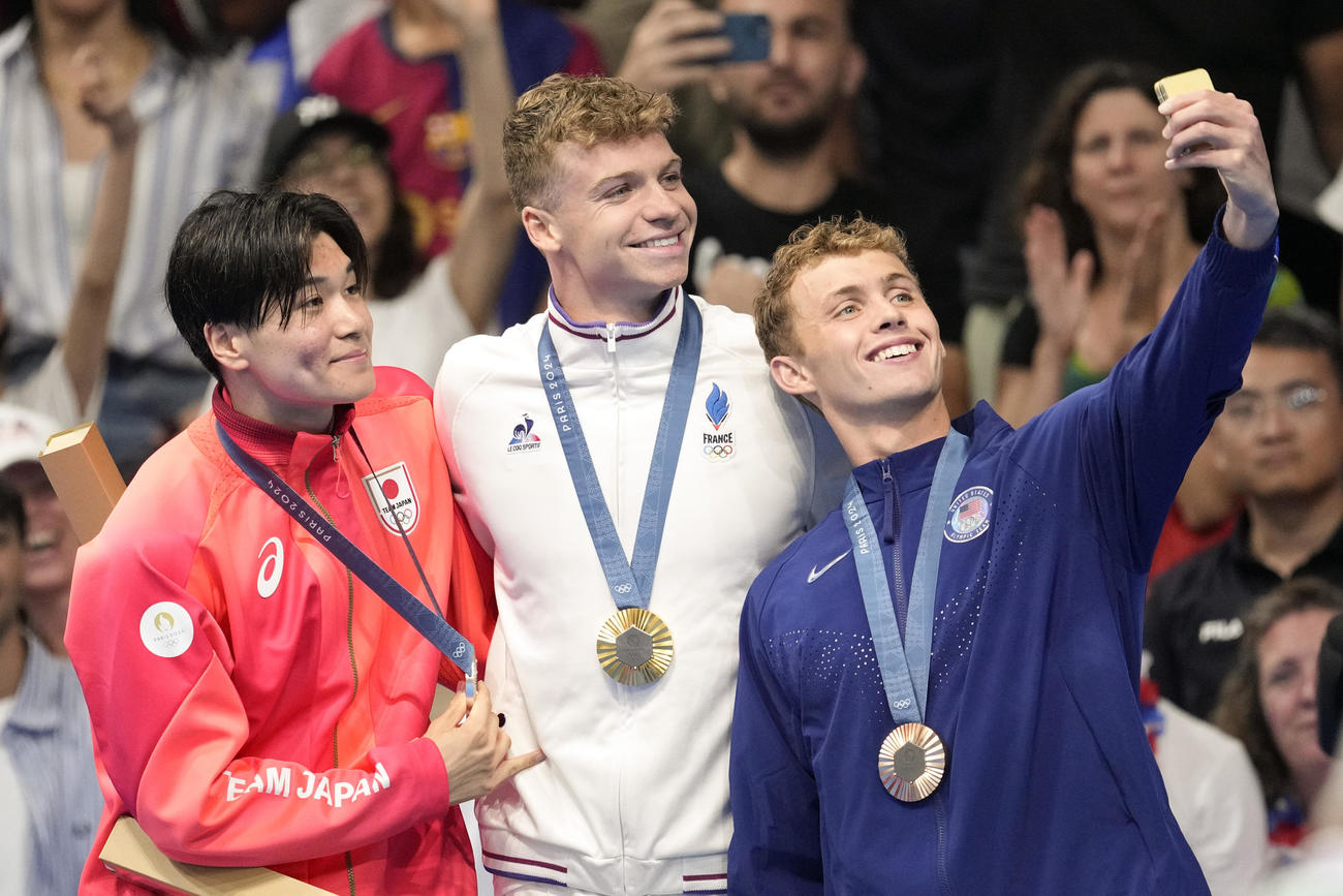 男子400メートル個人メドレー　メダルセレモニーで自撮りする松下、マルシャン、フォスター（AP)