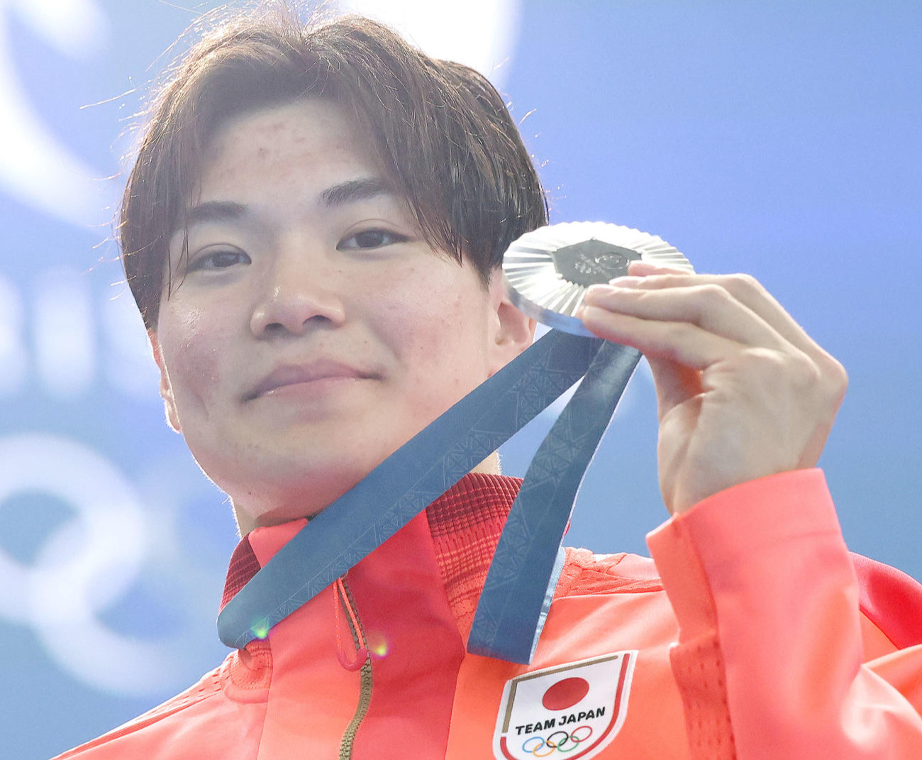男子400メートル個人メドレー決勝　銀メダルを手に笑顔で引き揚げる松下（撮影・河田真司）