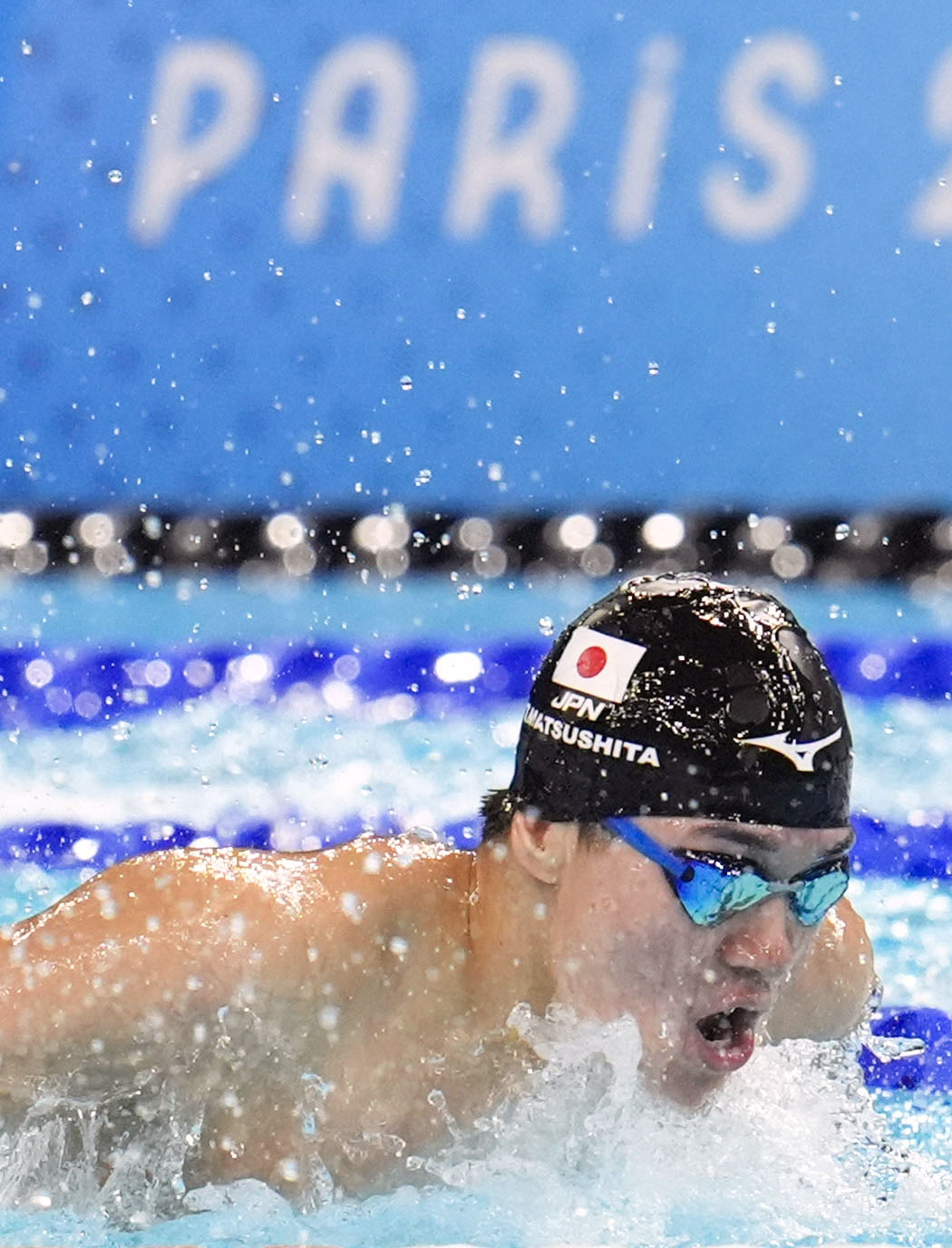 男子400メートル個人メドレー予選　バタフライで力泳する松下知之（共同）