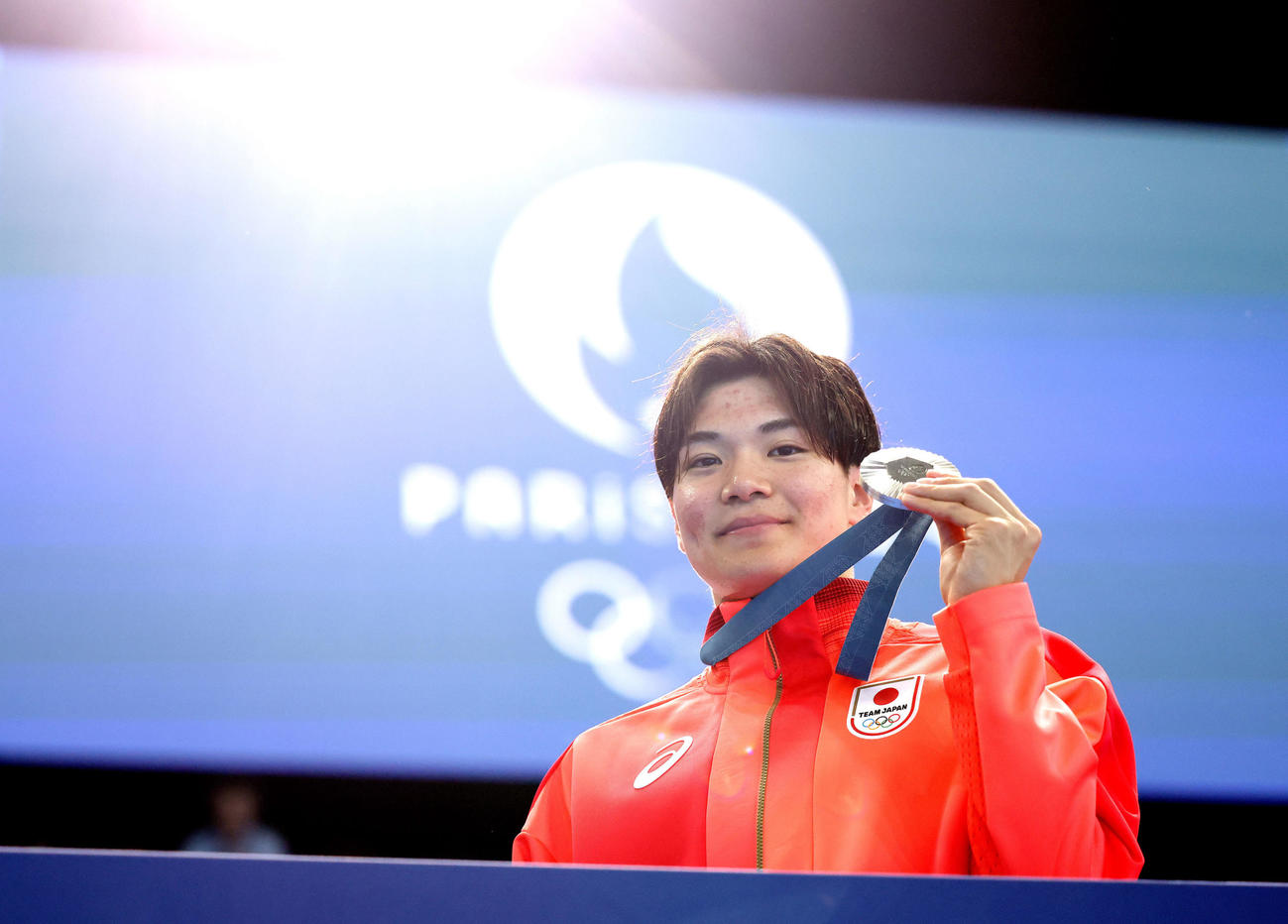 男子400メートル個人メドレー決勝　銀メダルを手に笑顔で引き揚げる松下（撮影・河田真司）