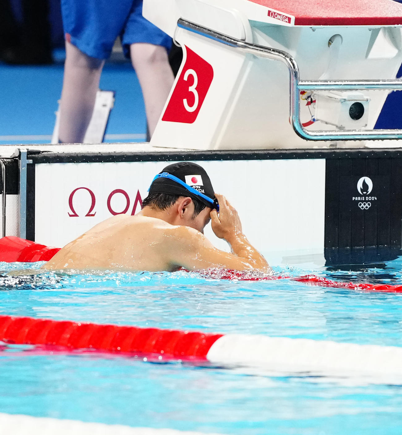 男子バタフライ200メートル予選2組で8着となり厳しい表情の本多（撮影・江口和貴）