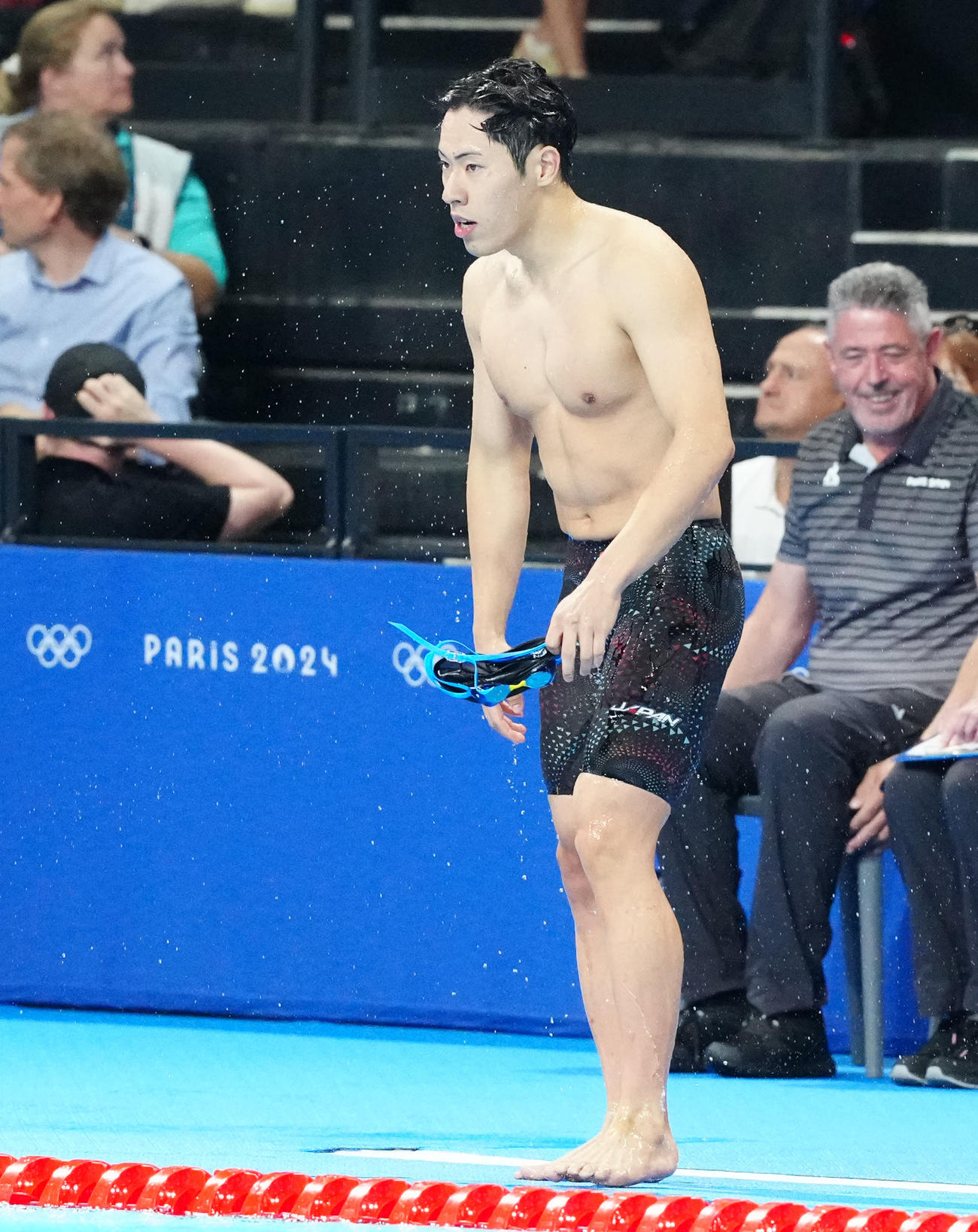 男子バタフライ200メートル予選2組で8着となり引き揚げる本多（撮影・江口和貴）