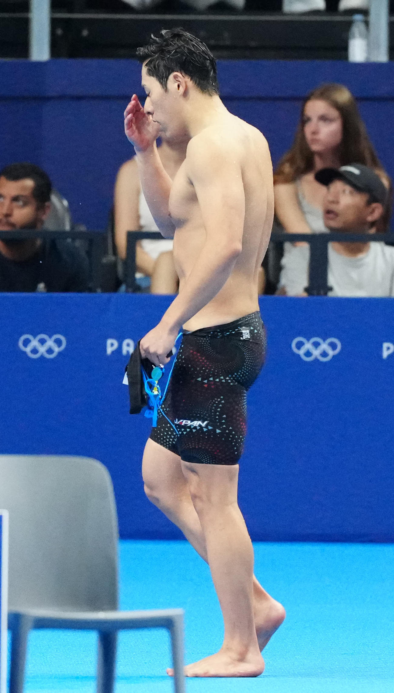 男子バタフライ200メートル予選2組で8着となり引き揚げる本多（撮影・江口和貴）