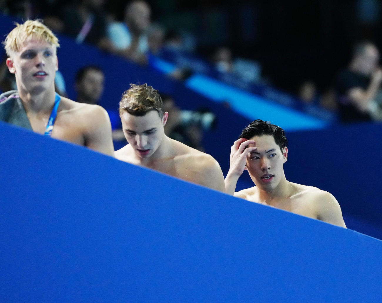 男子バタフライ200メートル予選2組で8着となり引き揚げる本多（右）（撮影・江口和貴）
