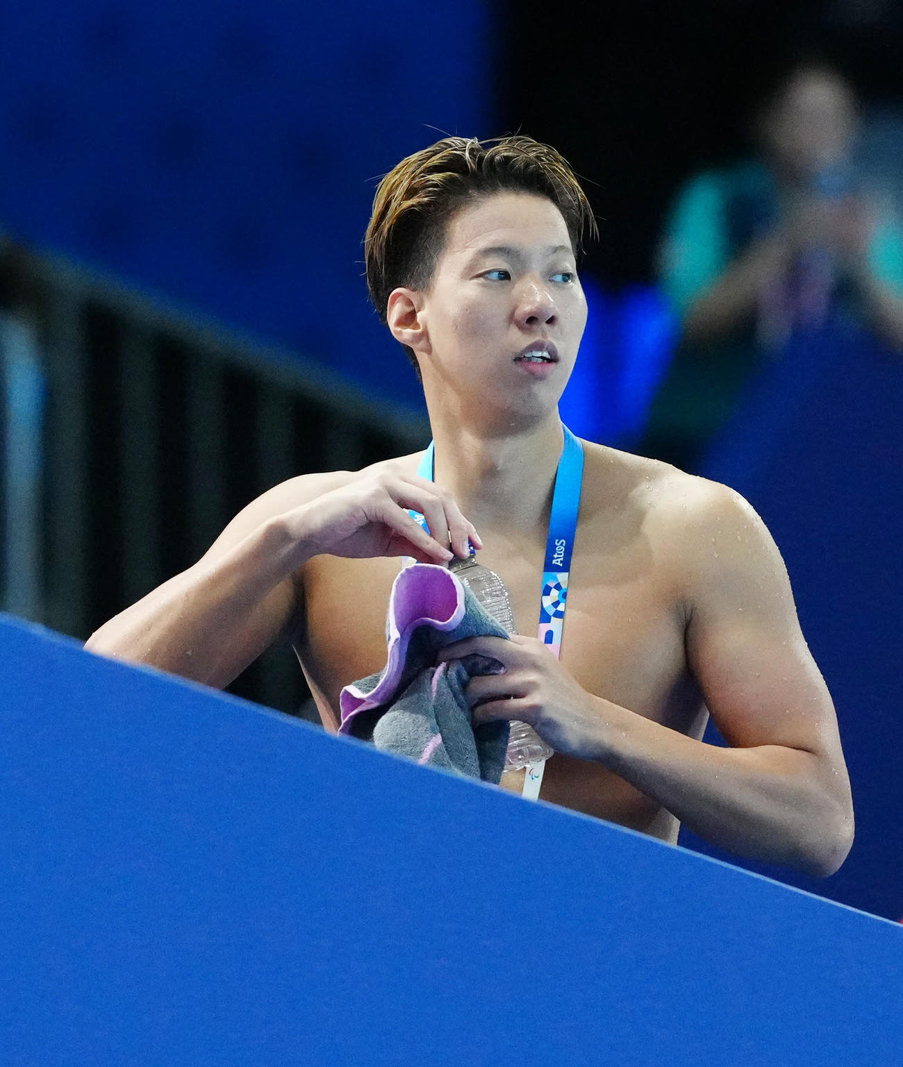 男子平泳ぎ200メートル予選後、引き揚げる渡辺（撮影・江口和貴）