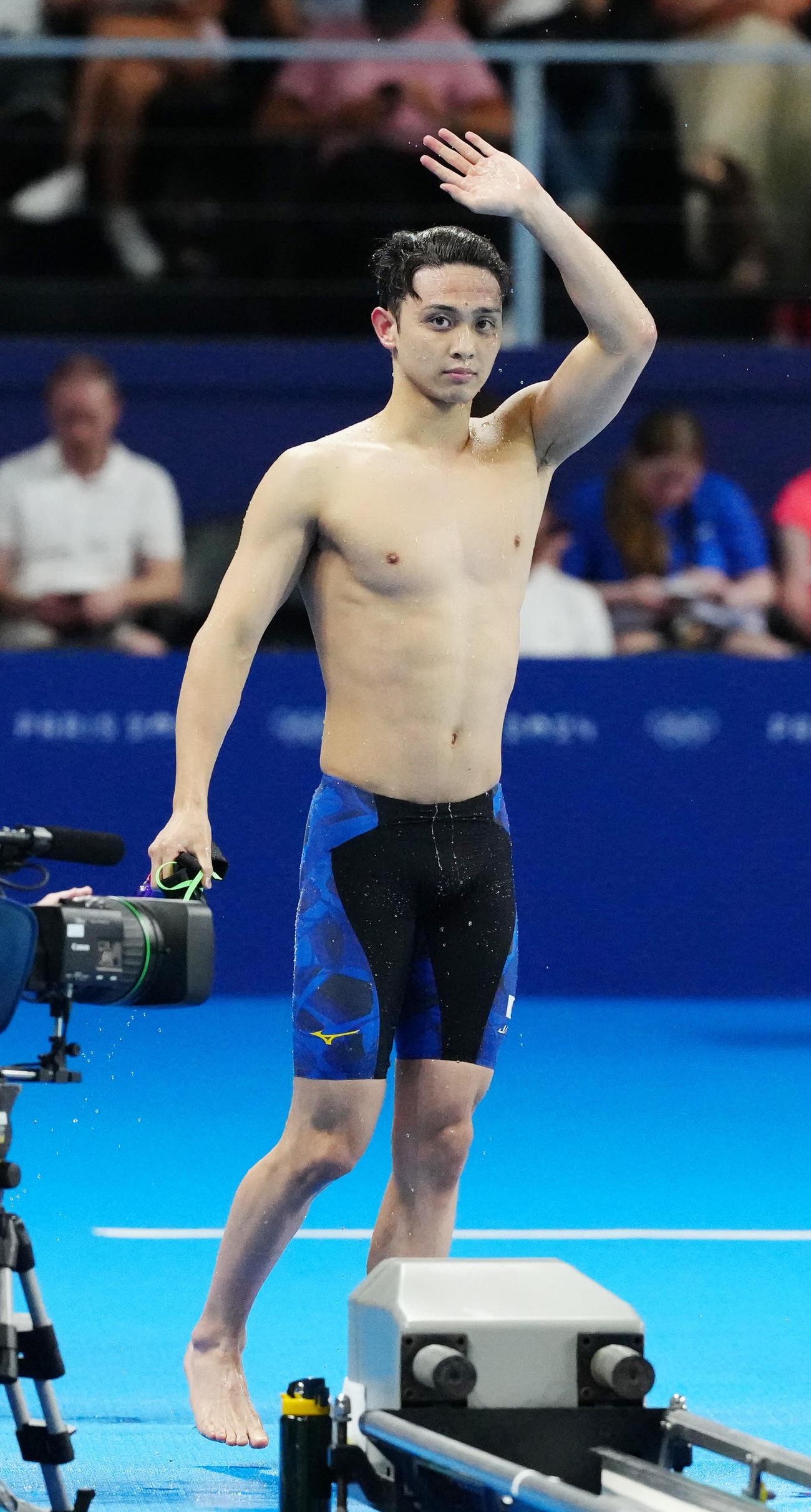 男子平泳ぎ200メートル予選2組で1着となり応援席に向かって手を上げる花車（撮影・江口和貴）
