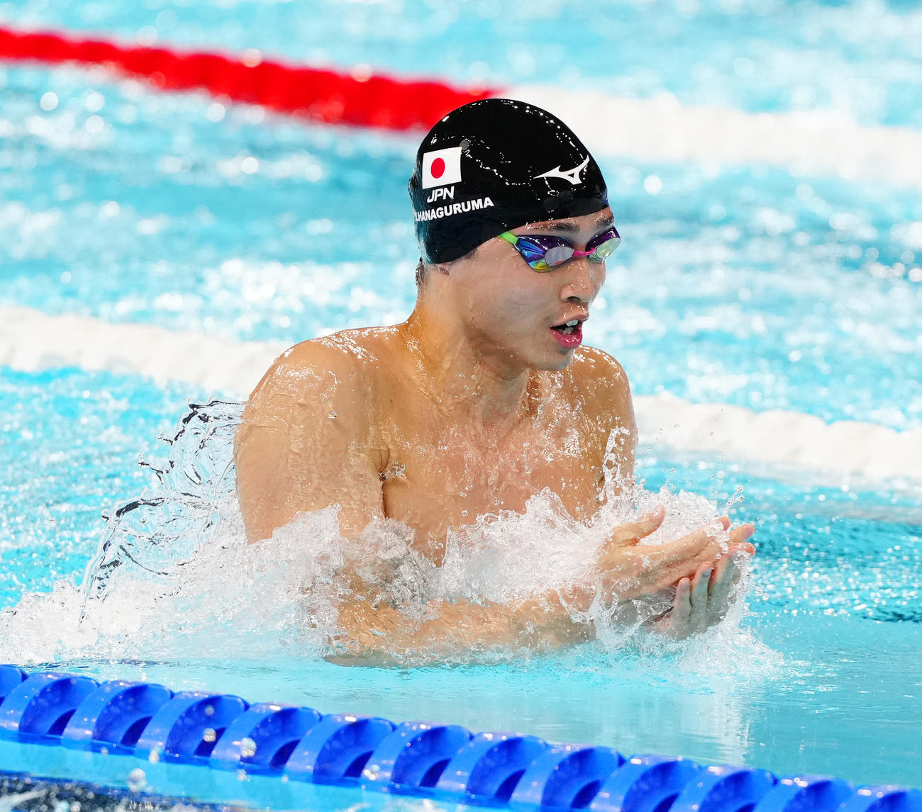 男子平泳ぎ200メートル準決勝で力泳する花車（撮影・江口和貴）