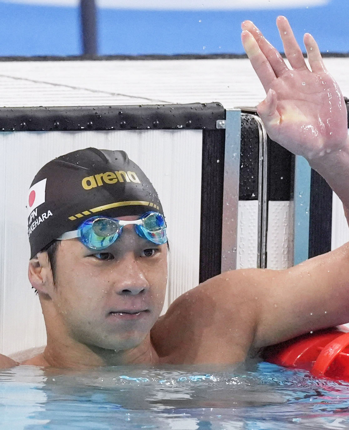レースを終え手を振る竹原秀一（共同）