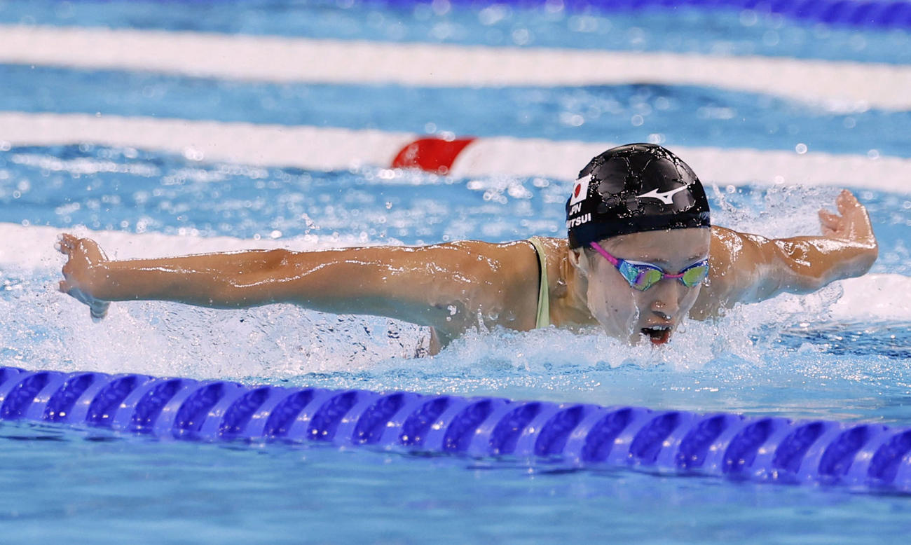女子200メートルバタフライ予選　力泳する三井愛梨（共同）