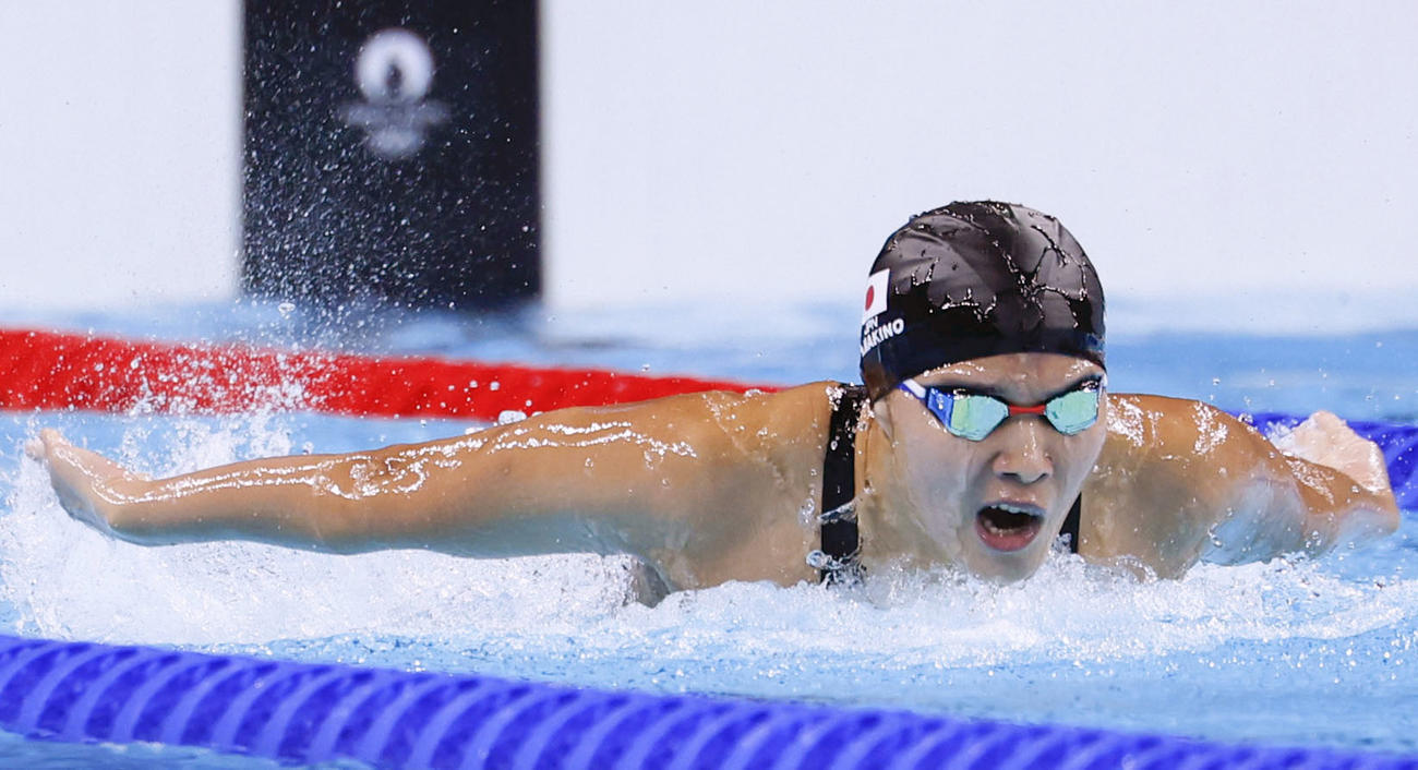 女子200メートルバタフライ予選　力泳する牧野紘子（共同）