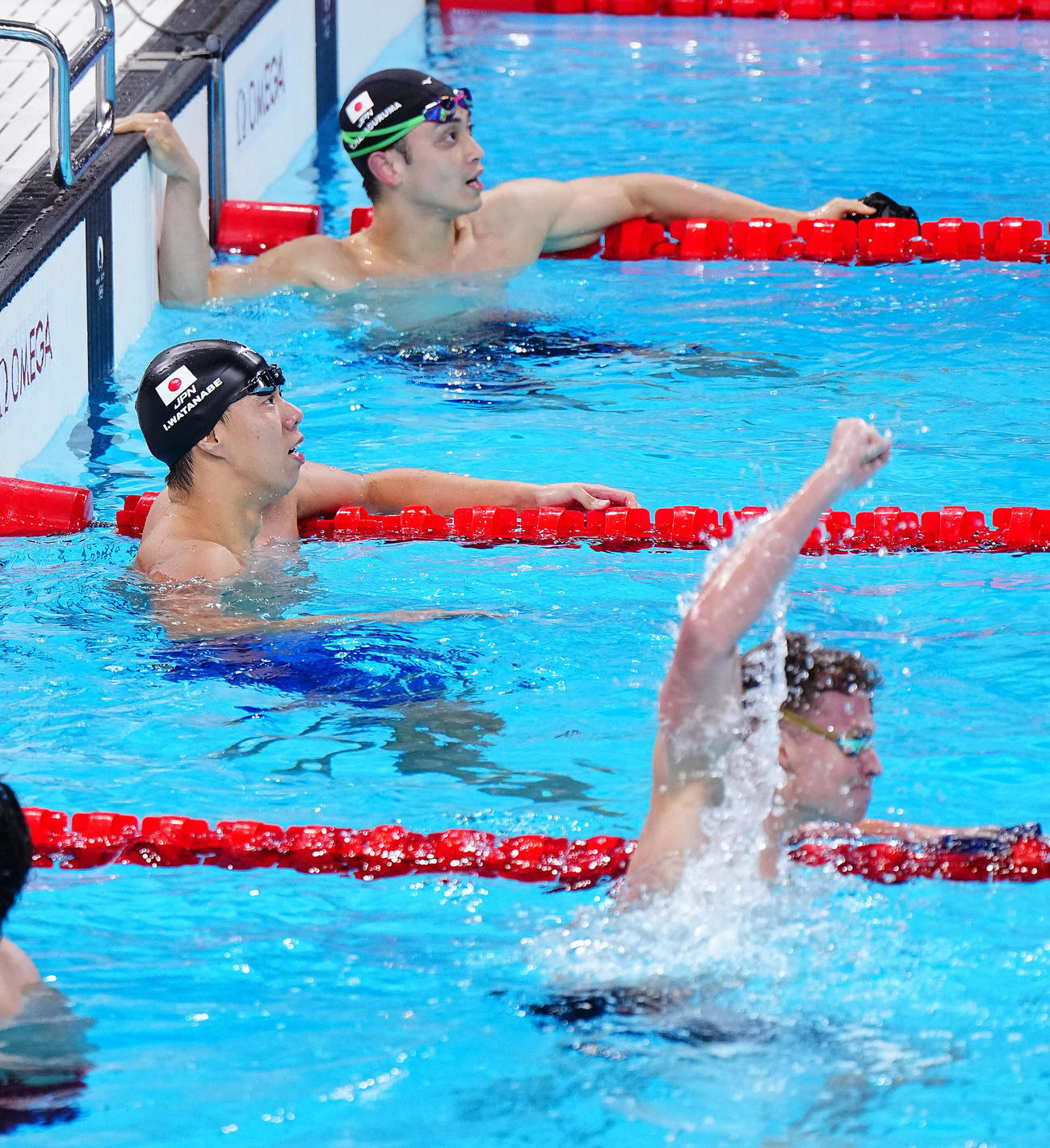 競泳男子200メートル平泳ぎ決勝、惜しくもメダルには届かず喜ぶ選手を横目にぼうぜんと電光掲示板を見つめる渡辺（左）と花車（撮影・垰建太）