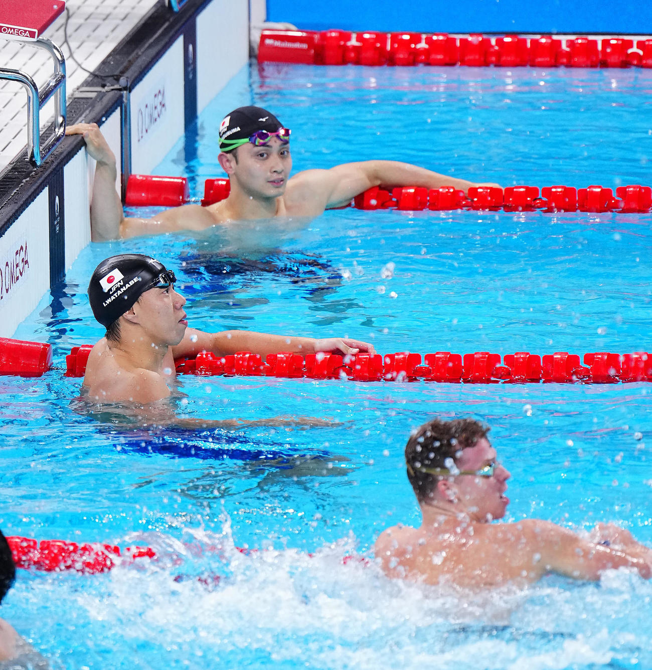 競泳男子200メートル平泳ぎ決勝、惜しくもメダルには届かず喜ぶ選手を横目にぼうぜんと電光掲示板を見つめる渡辺（左）と花車（撮影・垰建太）