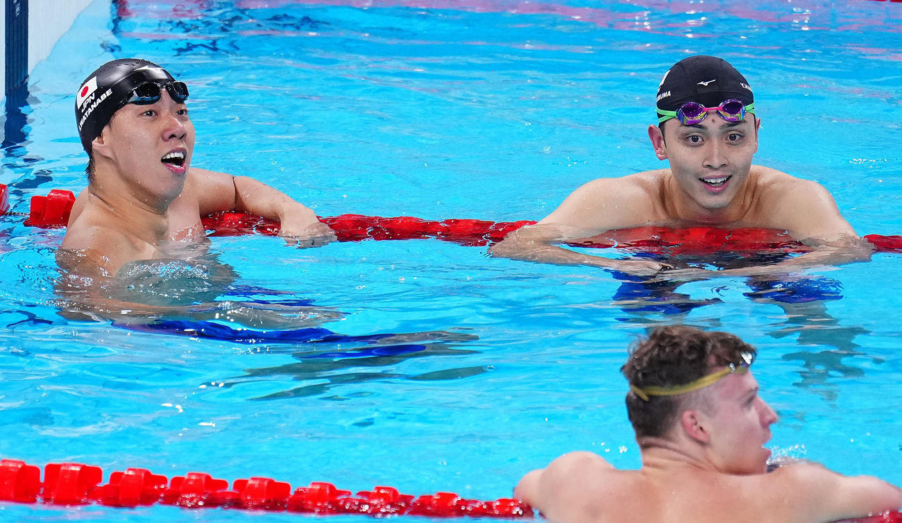 競泳男子200メートル平泳ぎ決勝、惜しくもメダルには届かずぼうぜんとする渡辺（左）と花車（撮影・垰建太）