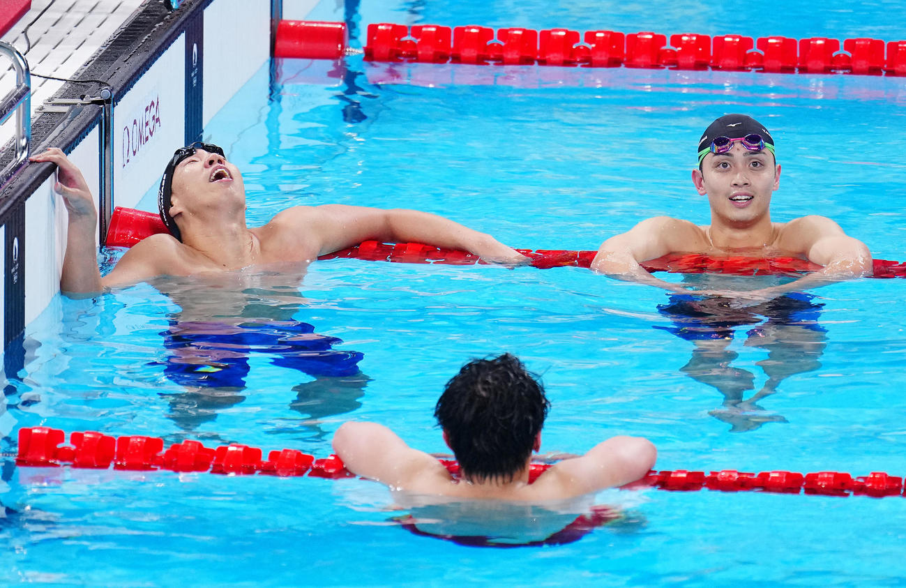 競泳男子200メートル平泳ぎ決勝、惜しくもメダルには届かずぼうぜんとする渡辺（左）と花車（撮影・垰建太）