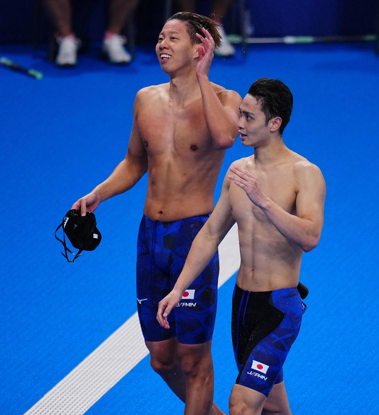 競泳男子200メートル平泳ぎ決勝、レースを終え引き揚げる渡辺（左）と花車（撮影・垰建太）