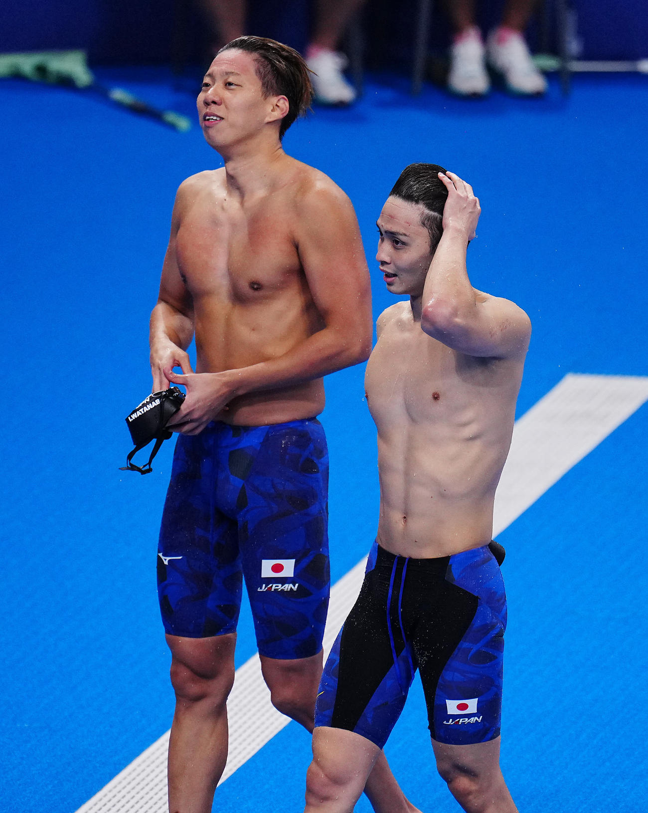 競泳男子200メートル平泳ぎ決勝、レースを終え引き揚げる渡辺（左）と花車（撮影・垰建太）