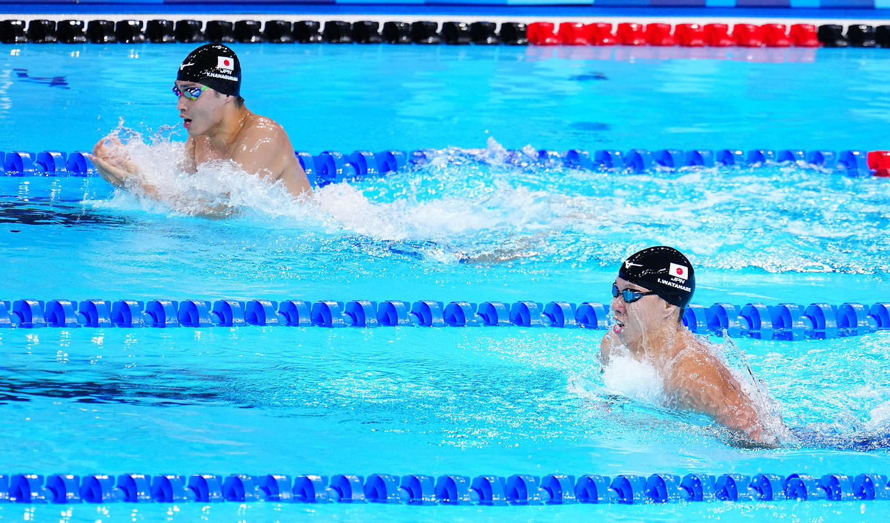 競泳男子200メートル平泳ぎ決勝、隣り合わせで泳ぐ渡辺（右）と花車（撮影・垰建太）