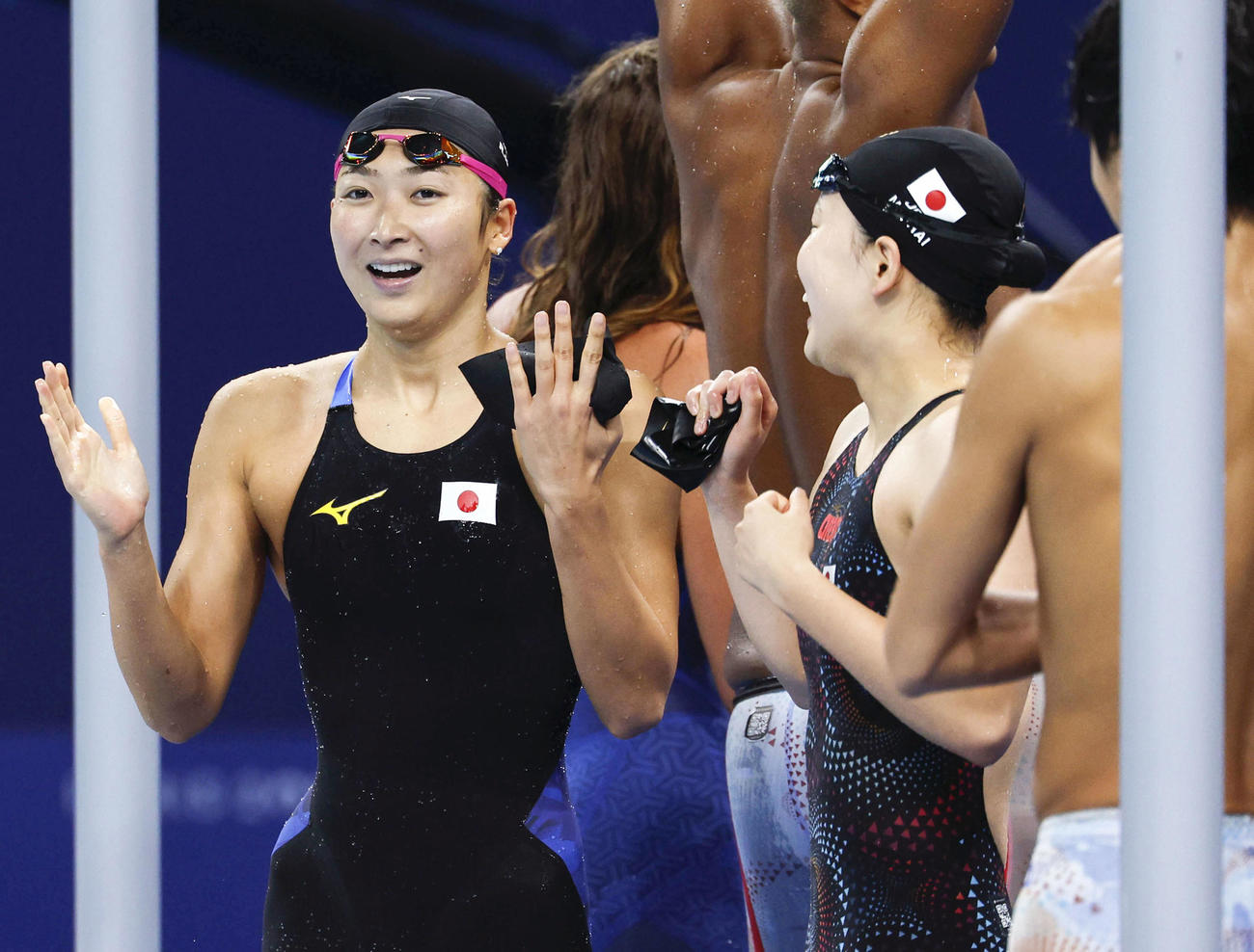 混合400 メートル メドレーリレーで決勝進出を決め、喜ぶ池江璃花子（左）ら（共同）