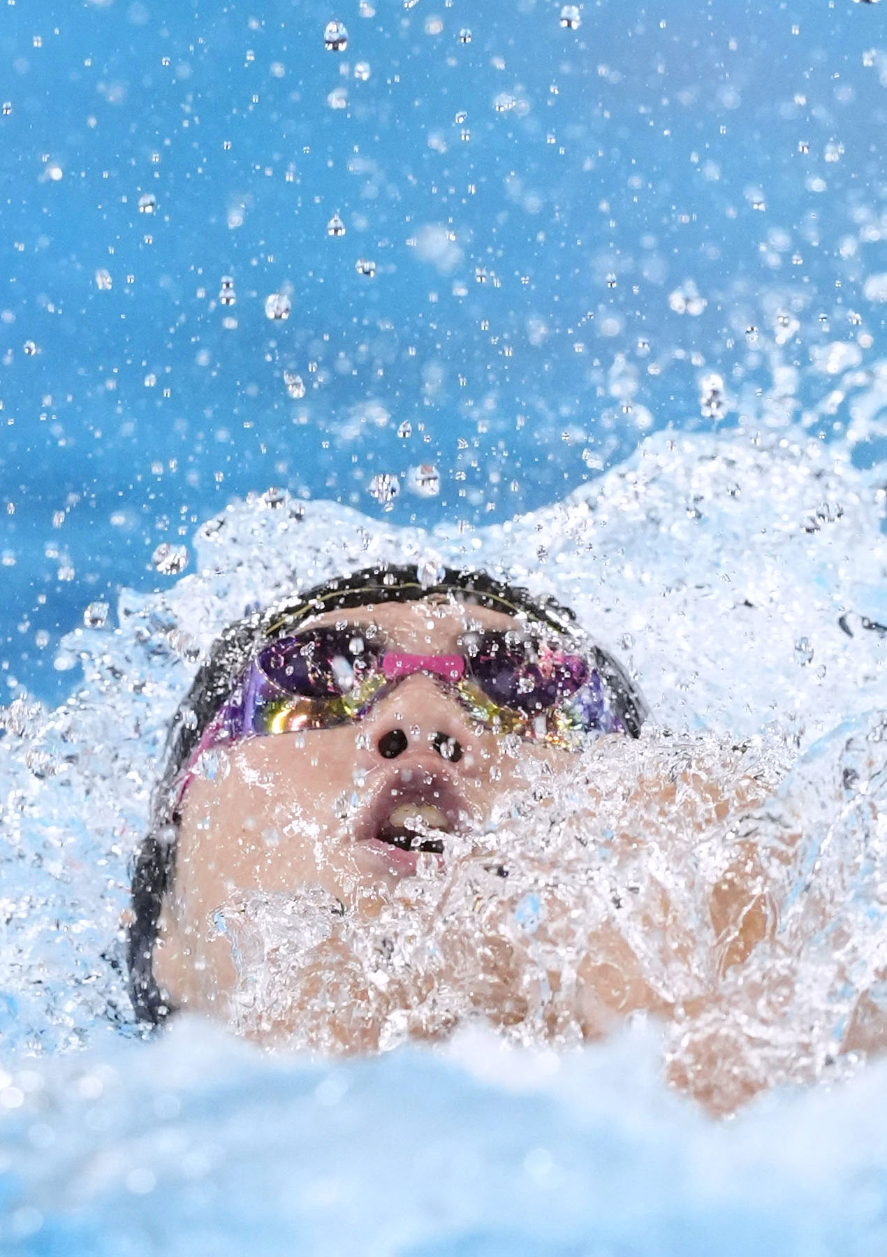 混合400 メートル メドレーリレー予選　背泳ぎで力泳する第1泳者の松山陸（共同）