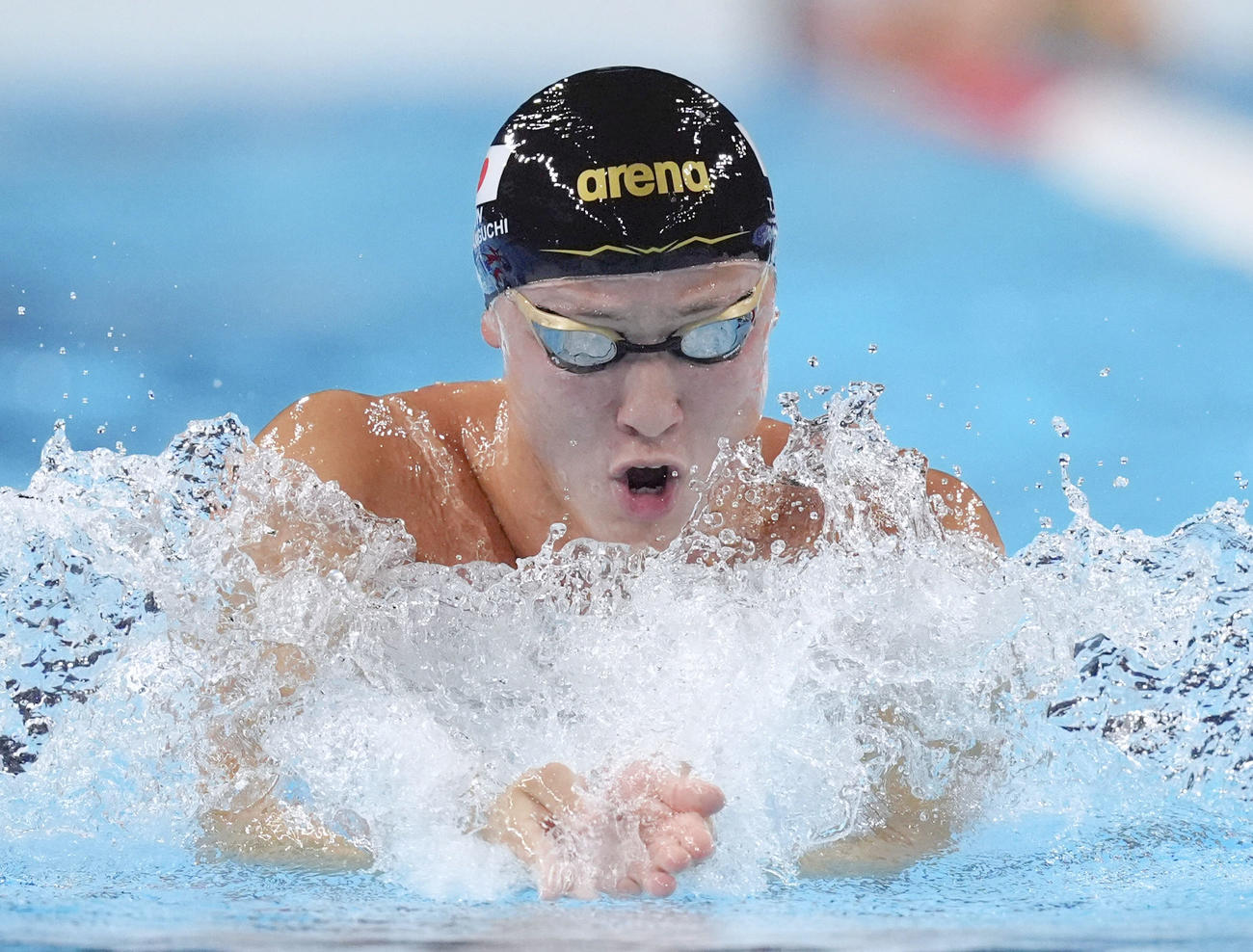 混合400 メートル メドレーリレー予選　平泳ぎで力泳する第2泳者の谷口卓（共同）