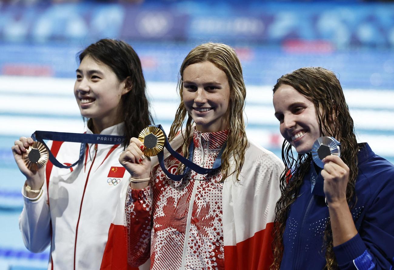 女子バタフライ200メートルで銅メダルの中国・張雨霏（左）。中央は金メダリストのマッキントッシュ、右は銀メダリストのスミス（ロイター）