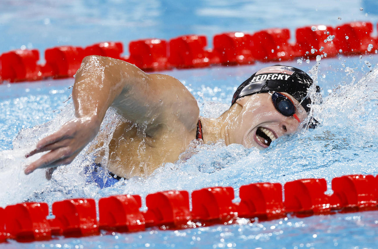女子800メートル自由形決勝　力泳する米国のレデッキー（共同）
