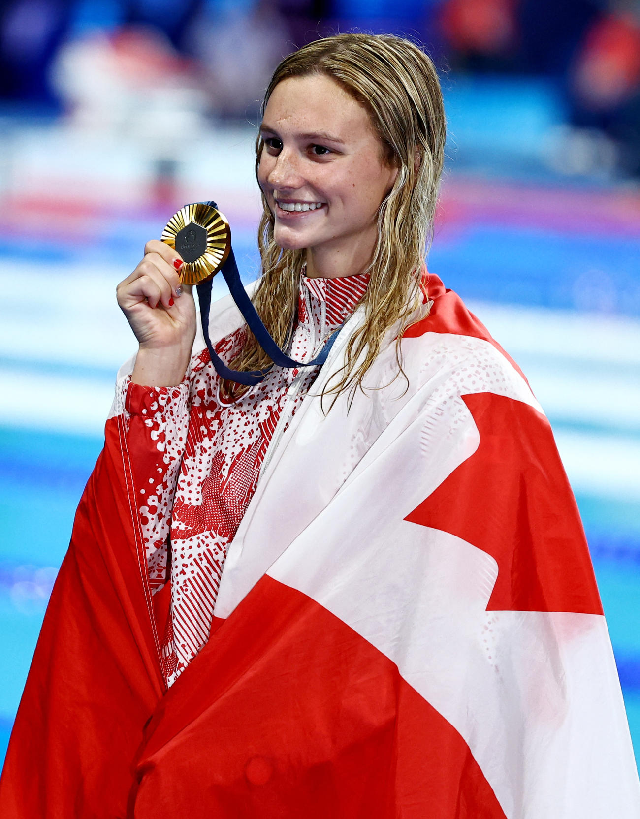 女子200m個人メドレーで優勝し、メダルを手に喜ぶ金メダリストのサマー・マッキントッシュ（ロイター）