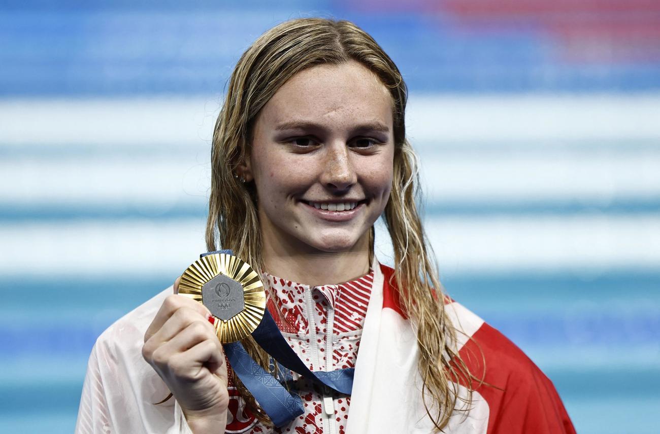 女子200m個人メドレーで優勝し、喜ぶ金メダリストのサマー・マッキントッシュ（ロイター）