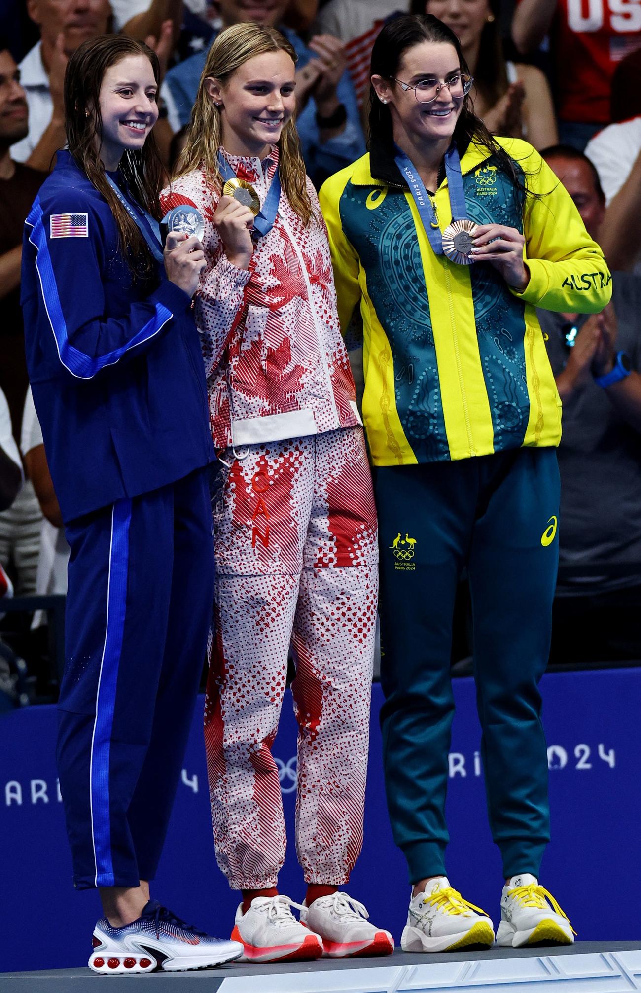 女子200m個人メドレーで優勝し、メダルを手に喜ぶ金メダリストのサマー・マッキントッシュ（ロイター）
