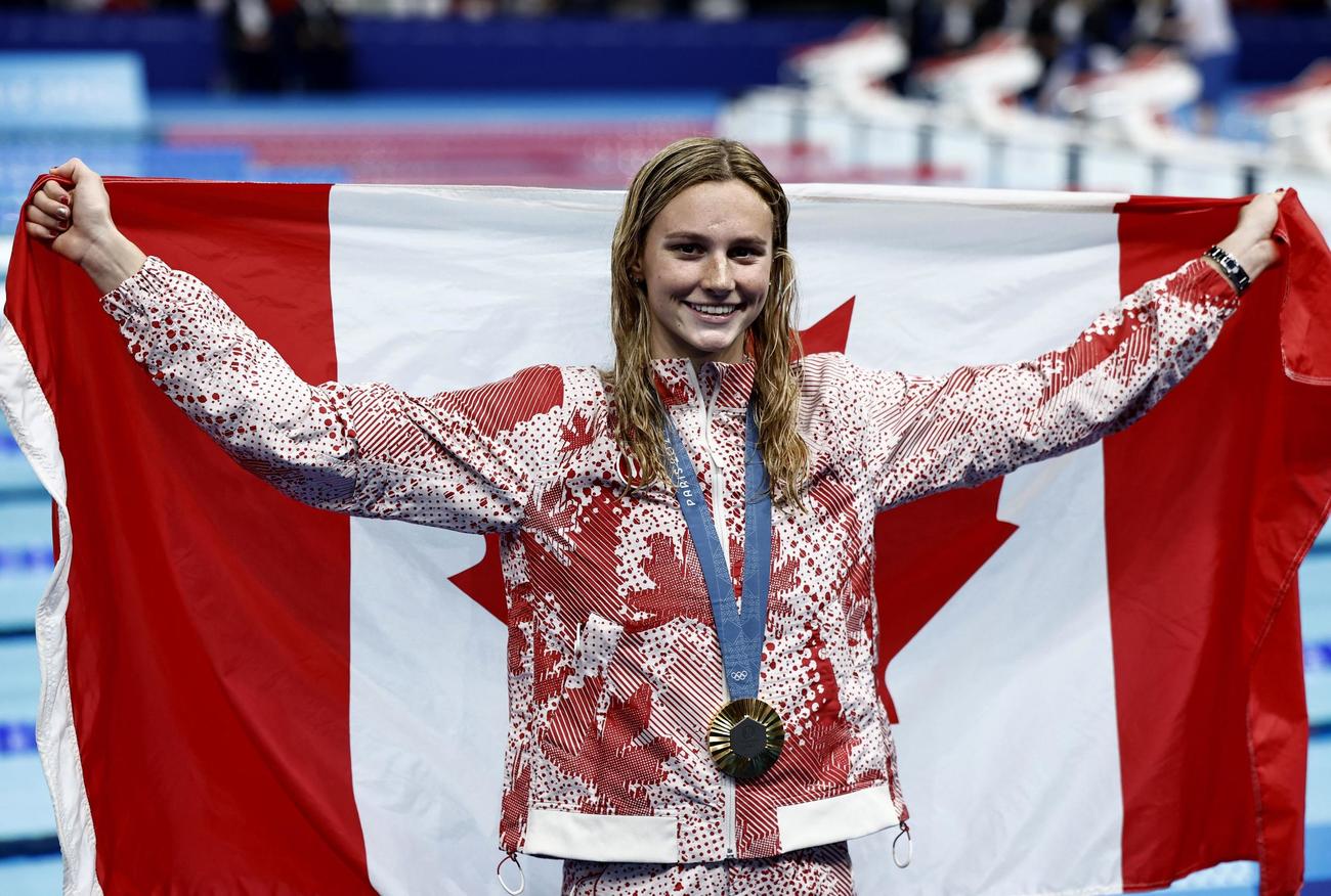 女子200m個人メドレーで優勝し、喜ぶ金メダリストのサマー・マッキントッシュ（ロイター）